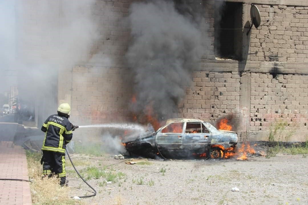 Park halindeyken yanan otomobil küle döndü