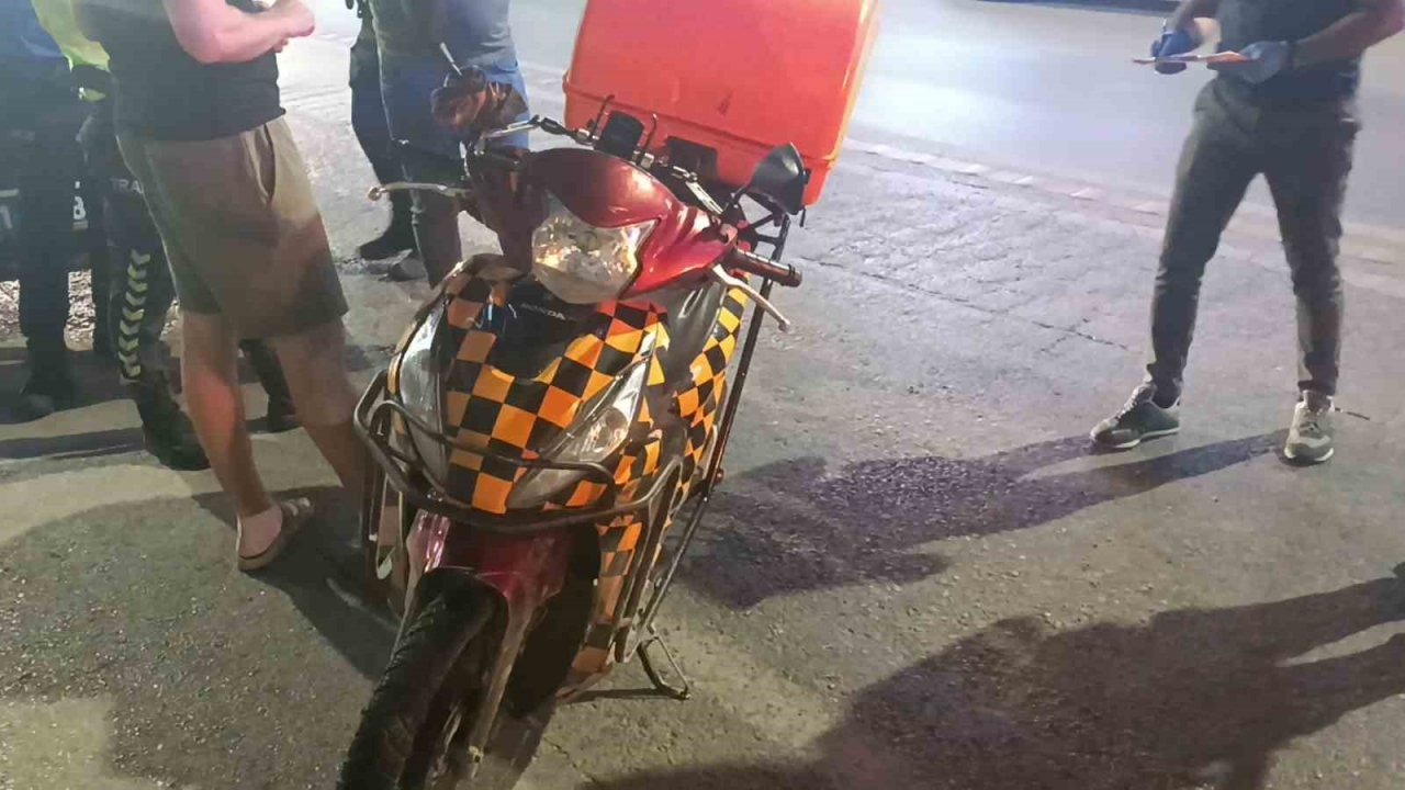 U dönüşü yapan otomobil motosiklete çarptı