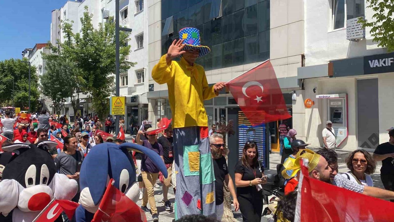 Uşak’ta 5. Uluslararası Tiyatro Festivali renkli görüntülerle başladı