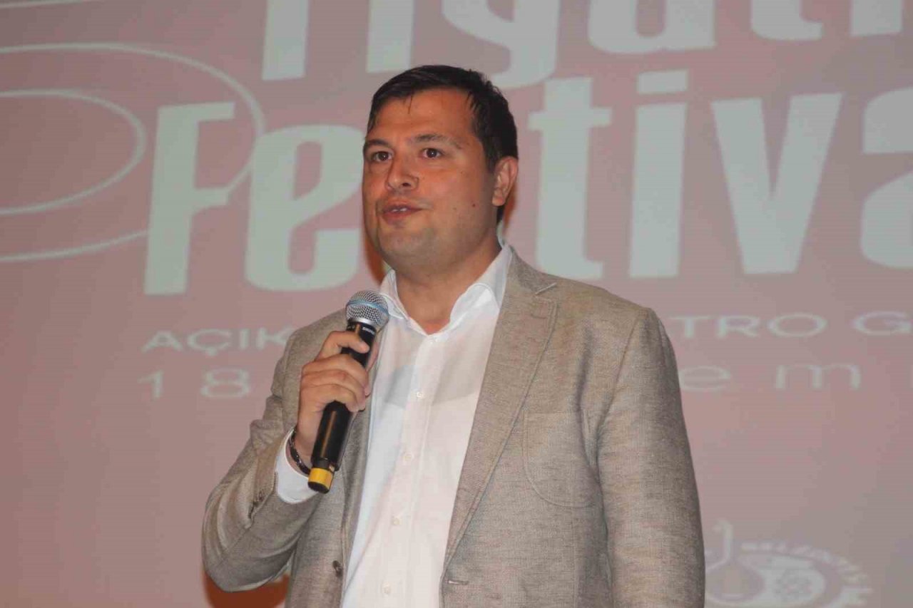 Uşak’ta 5. Uluslararası Tiyatro Festivali renkli görüntülerle başladı