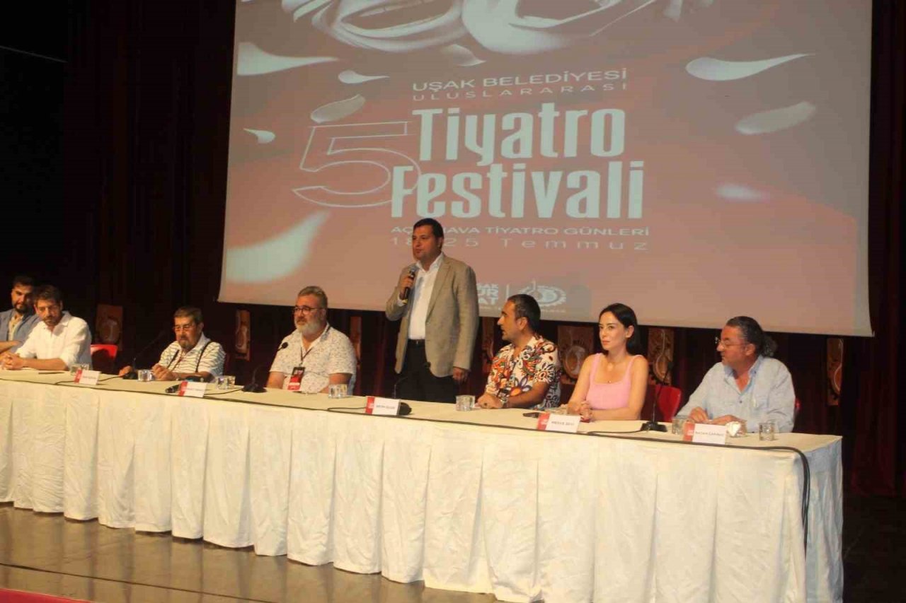 Uşak’ta 5. Uluslararası Tiyatro Festivali renkli görüntülerle başladı