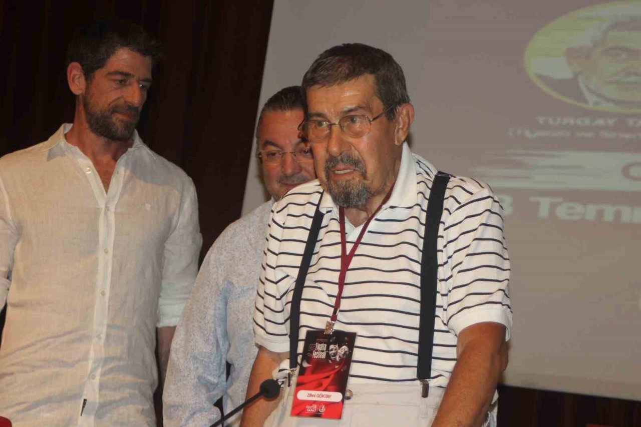 Uşak’ta 5. Uluslararası Tiyatro Festivali renkli görüntülerle başladı