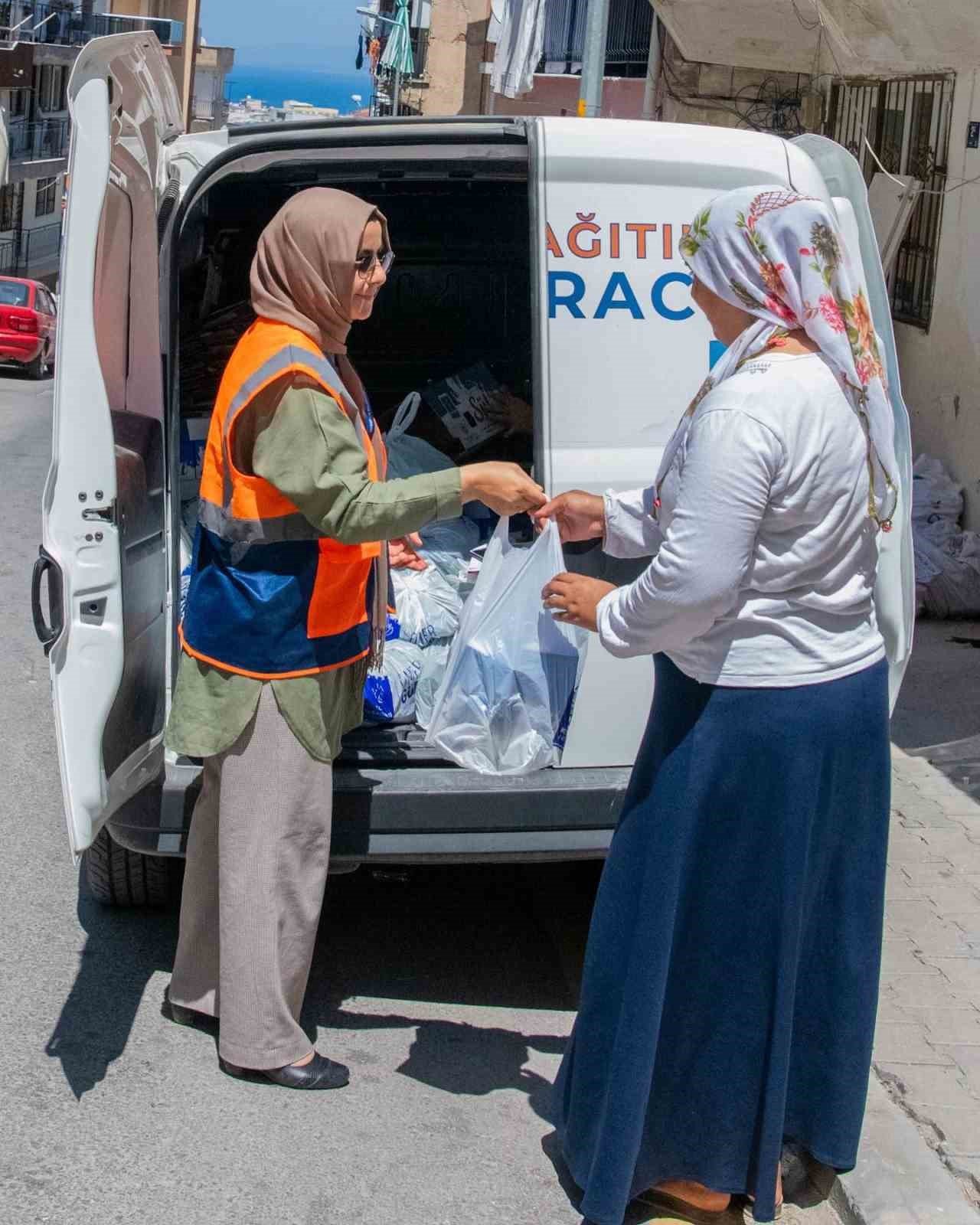 Kuşadası Belediyesi’nin süt desteği ile çocuklar sağlıklı büyüyor