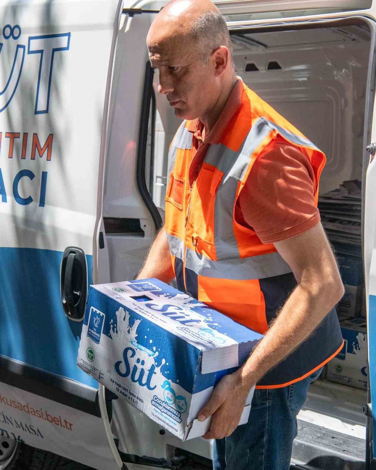 Kuşadası Belediyesi’nin süt desteği ile çocuklar sağlıklı büyüyor