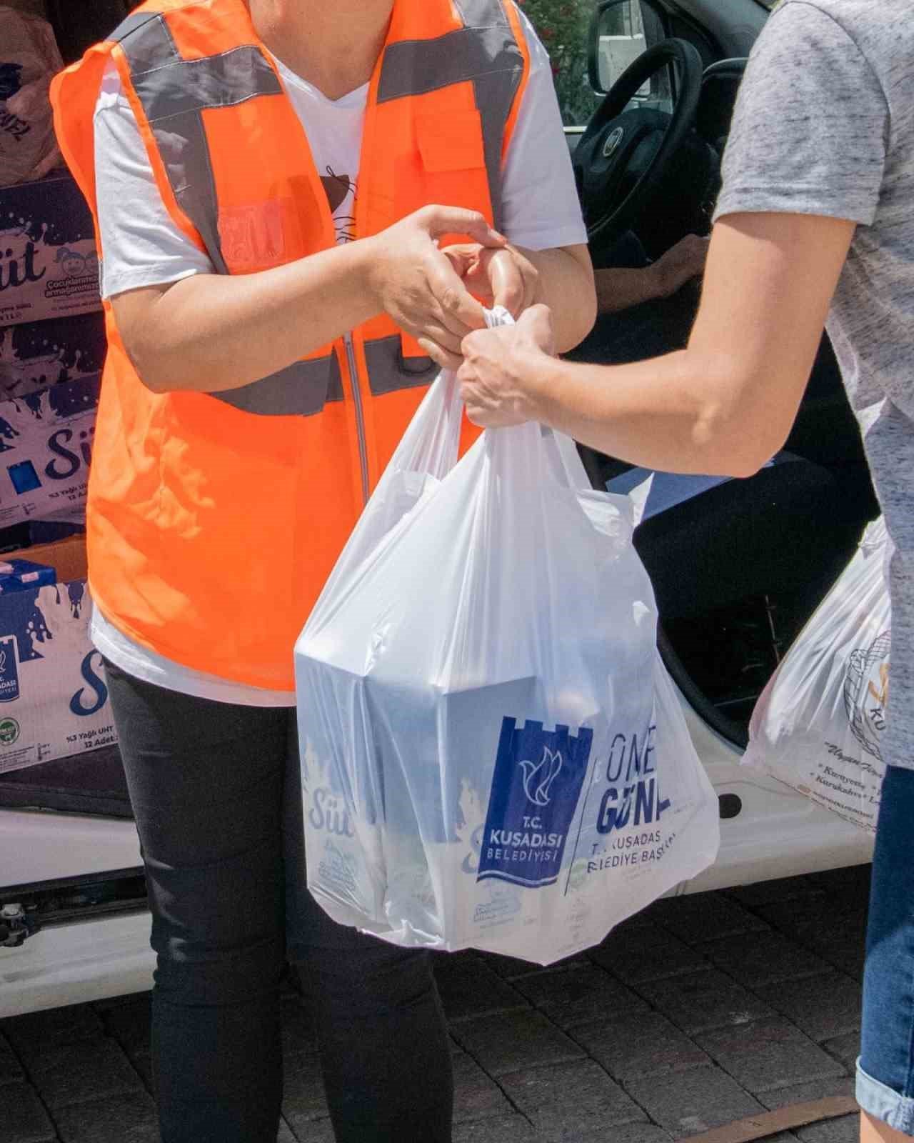 Kuşadası Belediyesi’nin süt desteği ile çocuklar sağlıklı büyüyor