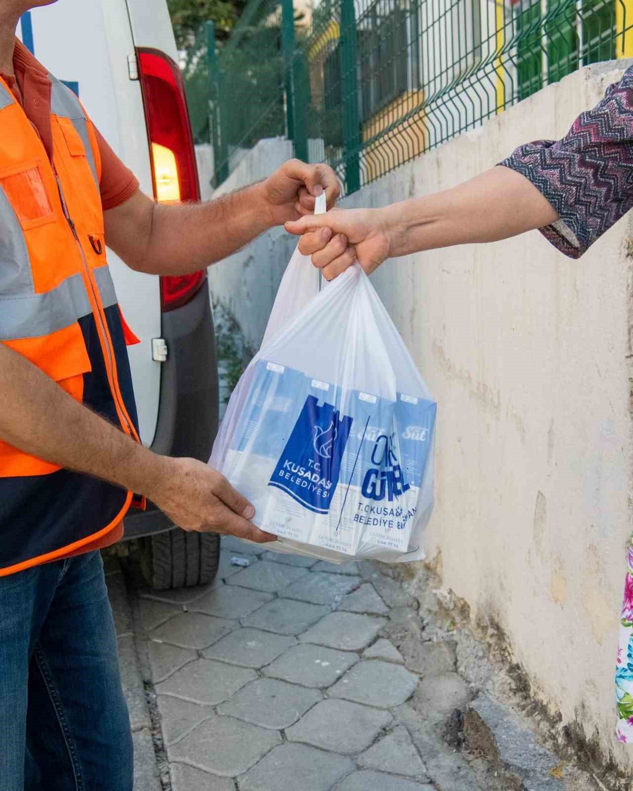 Kuşadası Belediyesi’nin süt desteği ile çocuklar sağlıklı büyüyor