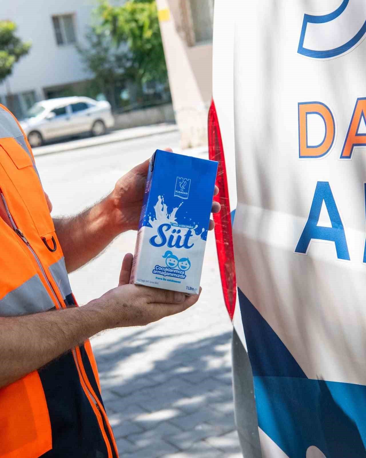 Kuşadası Belediyesi’nin süt desteği ile çocuklar sağlıklı büyüyor