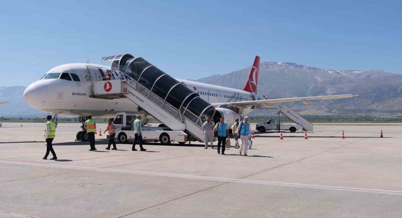 Erzincanlı hacılar havalimanında güllerle karşılandı