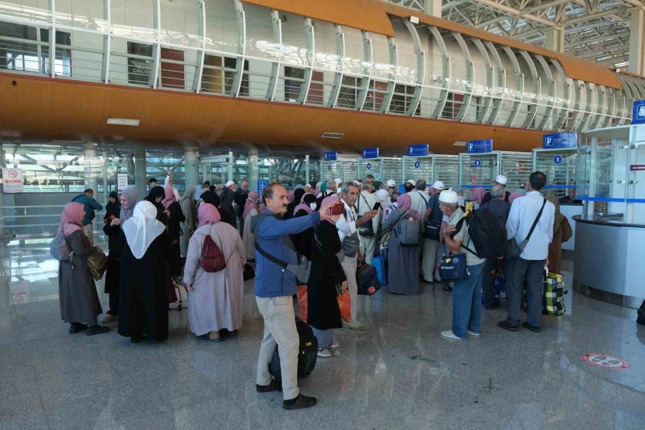 Erzincanlı hacılar havalimanında güllerle karşılandı
