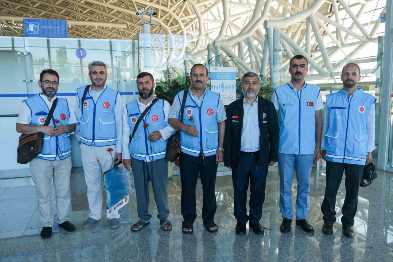 Erzincanlı hacılar havalimanında güllerle karşılandı