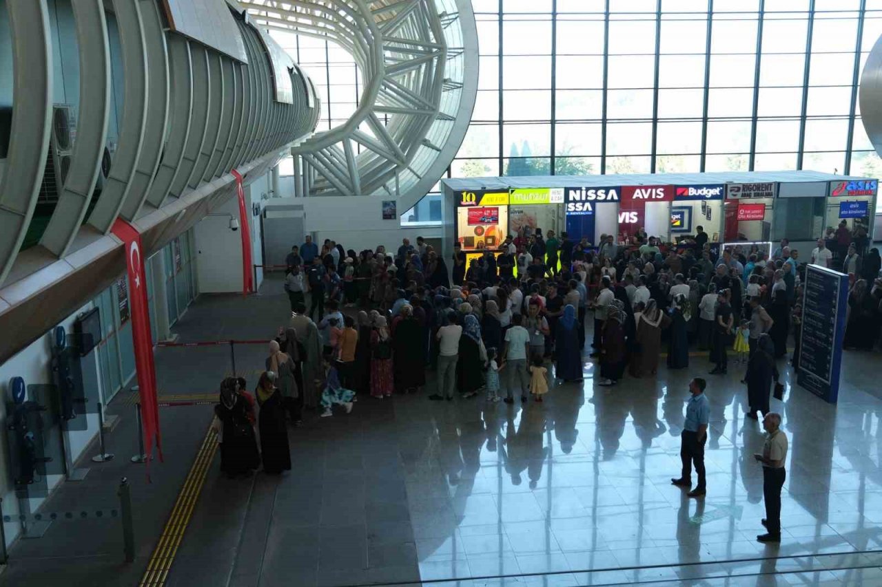 Erzincanlı hacılar havalimanında güllerle karşılandı