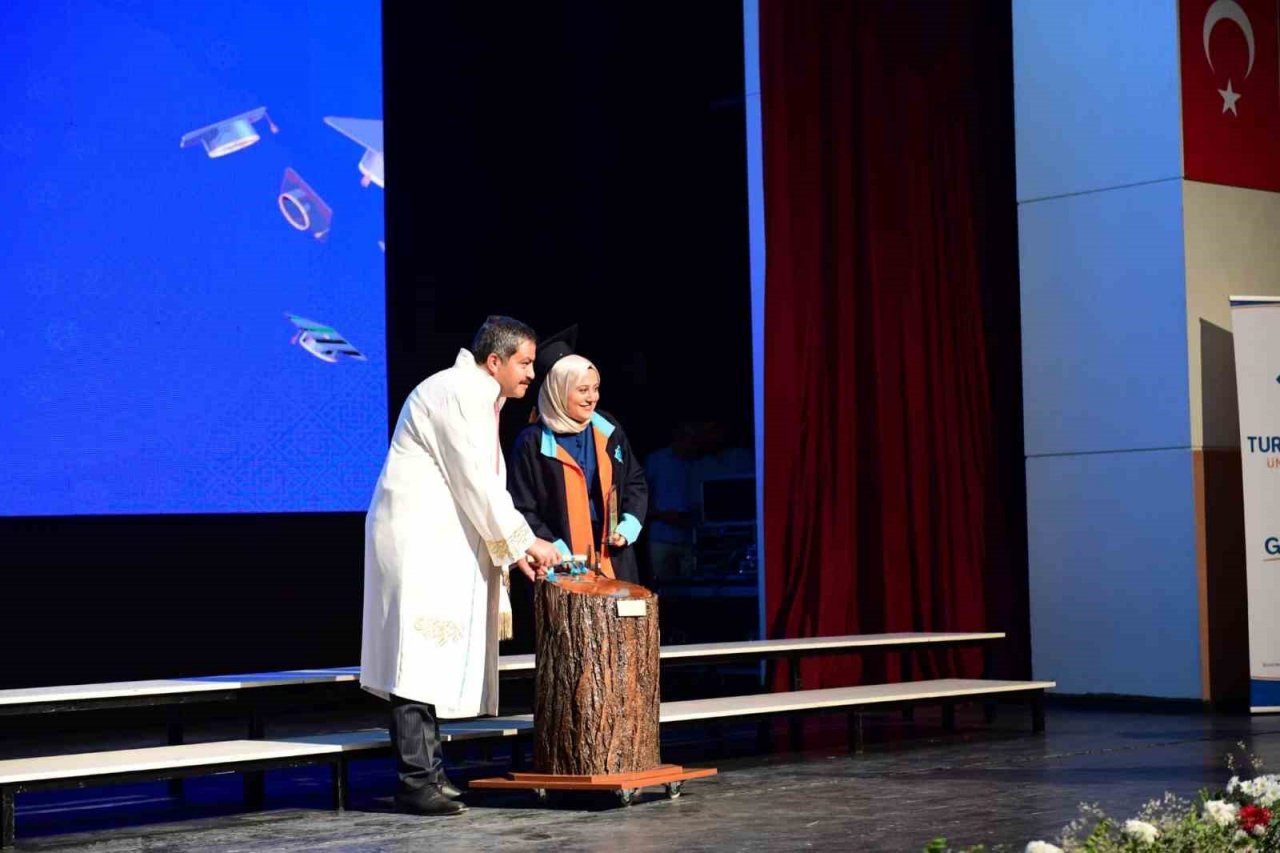Turgut Özal Üniversitesi’nde mezuniyet coşkusu