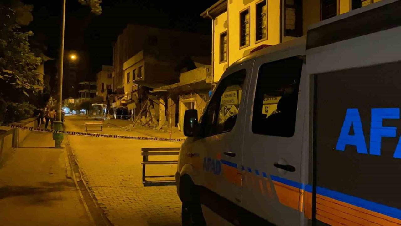 Osmaniye’de ağır hasarlı 2 katlı bina çöktü