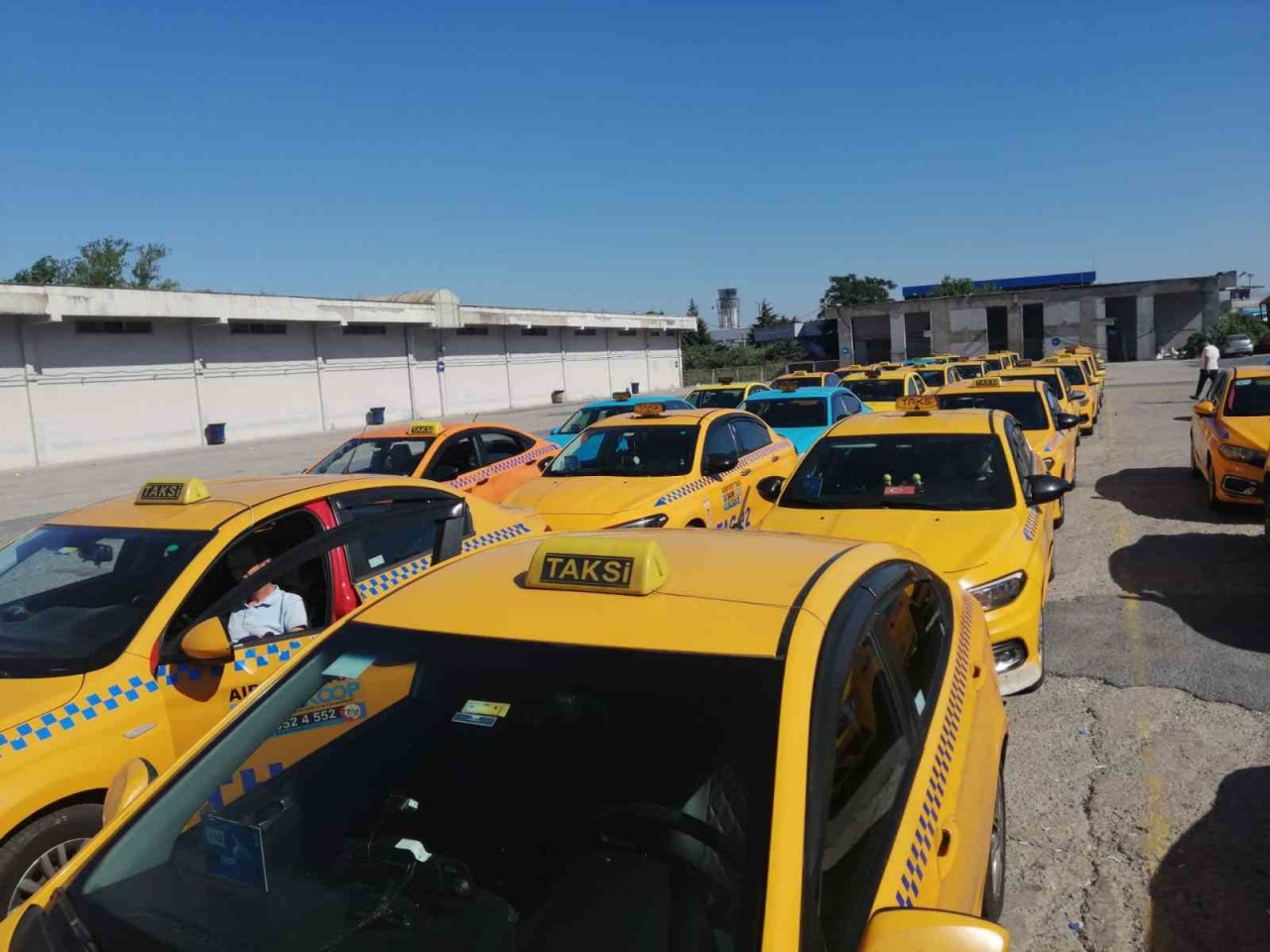 Sabiha Gökçen Havalimanı’ndaki tepki çeken “taksi kuyruğu” görüntülerine taksicilerden açıklama