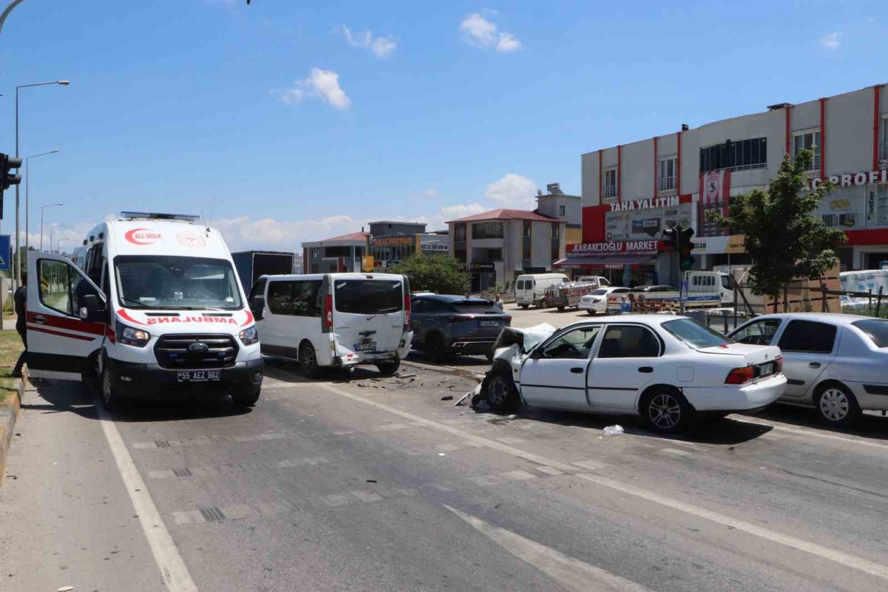 Otomobil kırmızı ışıkta bekleyen ticari araca arkadan çarptı: 2 yaralı