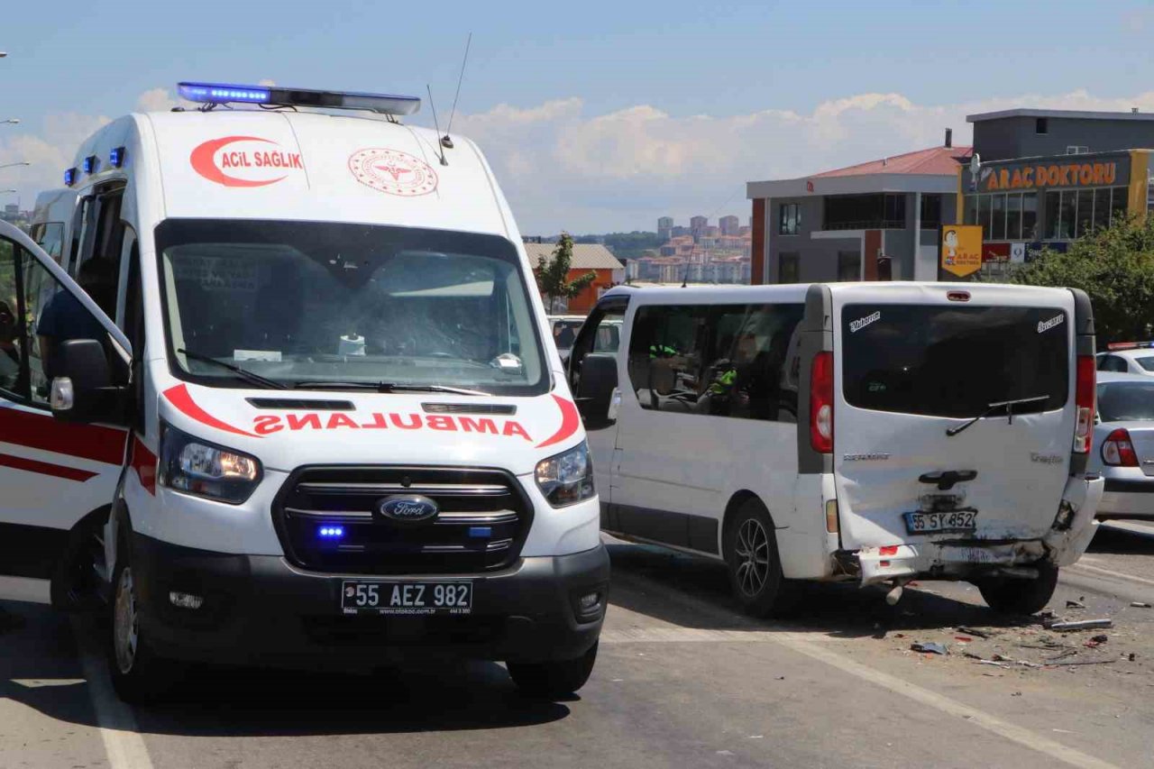 Otomobil kırmızı ışıkta bekleyen ticari araca arkadan çarptı: 2 yaralı