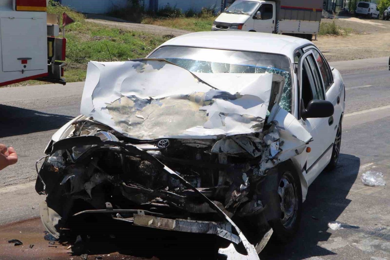 Otomobil kırmızı ışıkta bekleyen ticari araca arkadan çarptı: 2 yaralı