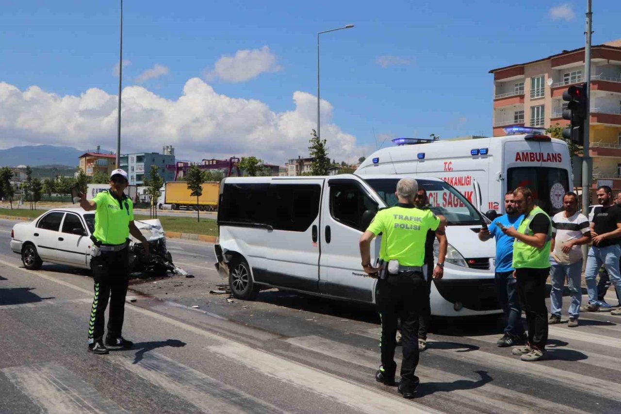 Otomobil kırmızı ışıkta bekleyen ticari araca arkadan çarptı: 2 yaralı