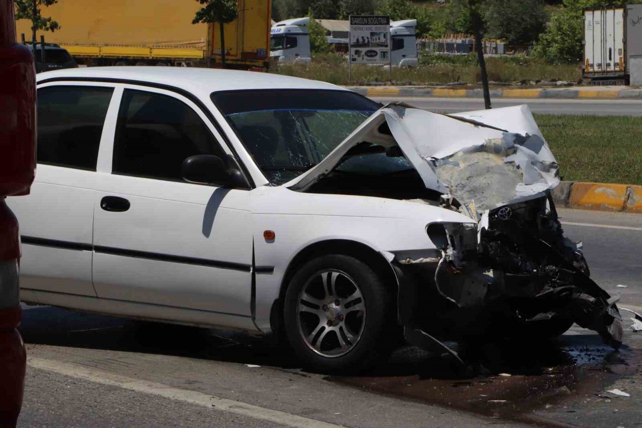 Otomobil kırmızı ışıkta bekleyen ticari araca arkadan çarptı: 2 yaralı