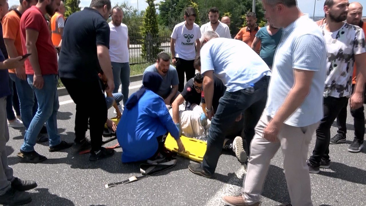 Otomobilin çarptığı motosiklet sürücüsü ağır yaralandı