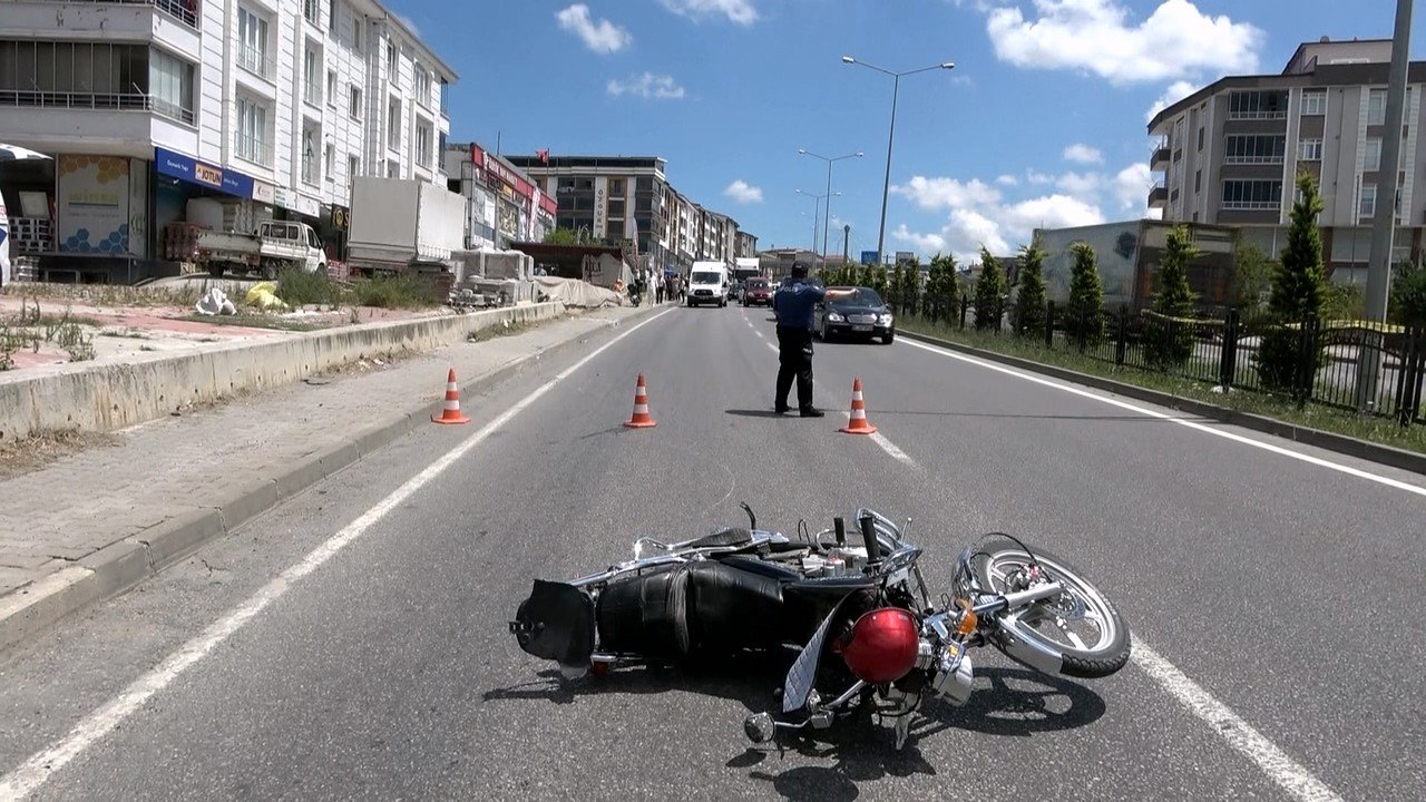 Otomobilin çarptığı motosiklet sürücüsü ağır yaralandı
