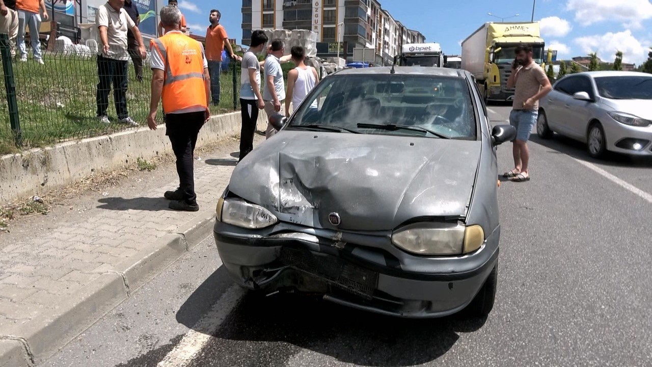 Otomobilin çarptığı motosiklet sürücüsü ağır yaralandı