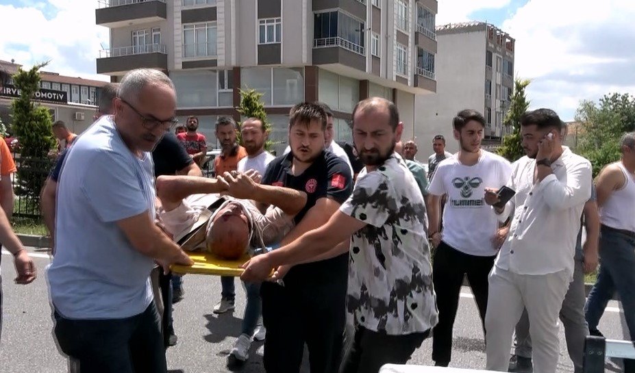 Otomobilin çarptığı motosiklet sürücüsü ağır yaralandı