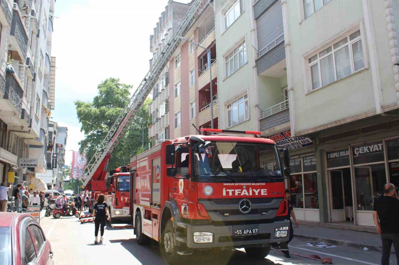 Çatı katında çıkan yangın korkuttu