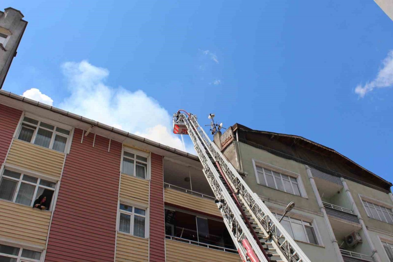 Çatı katında çıkan yangın korkuttu