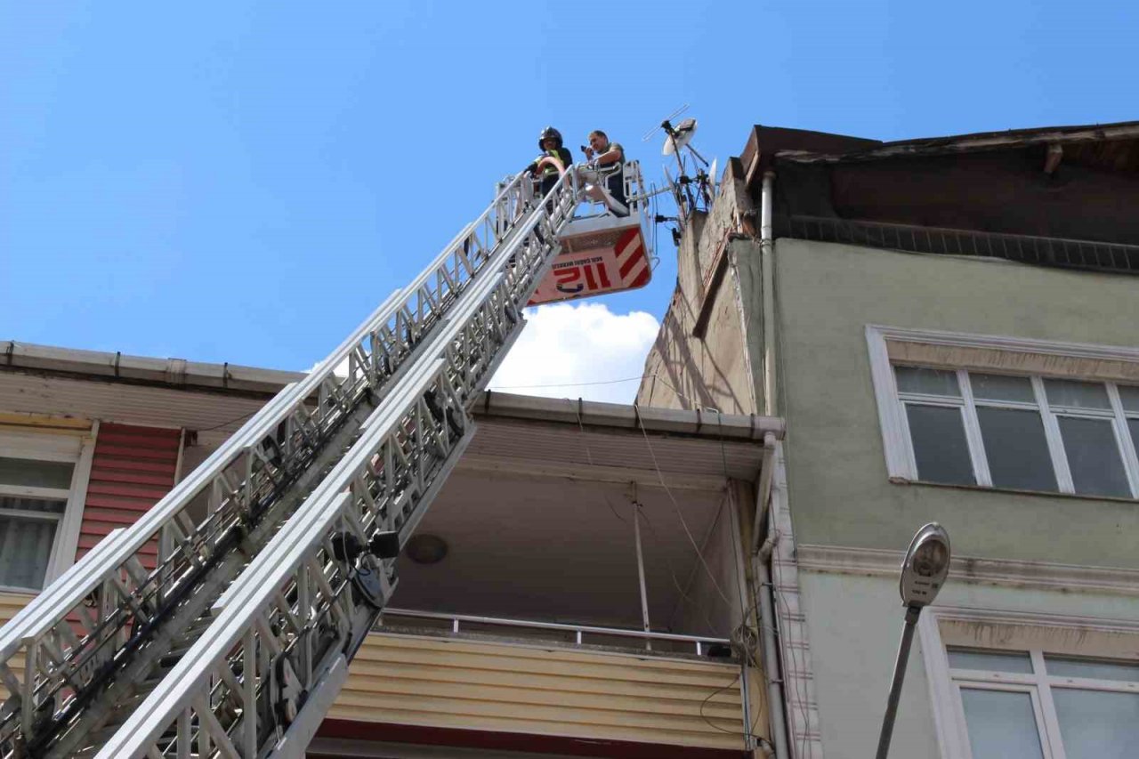 Çatı katında çıkan yangın korkuttu
