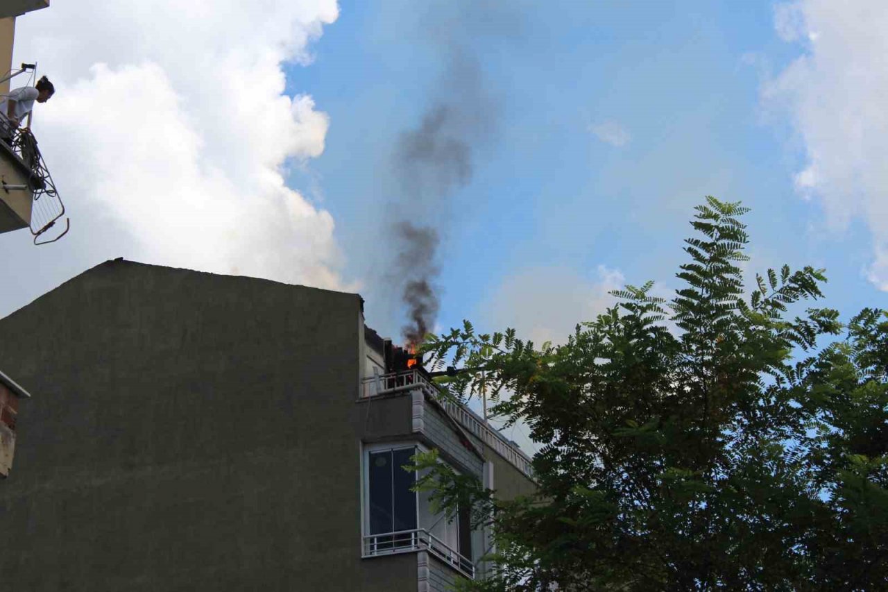 Çatı katında çıkan yangın korkuttu