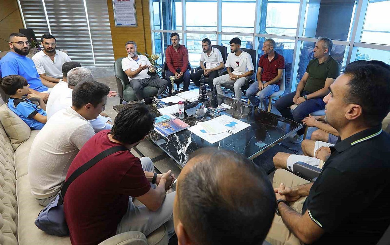 Şampiyonluk kupasını Başkan Sandal’a getirdiler