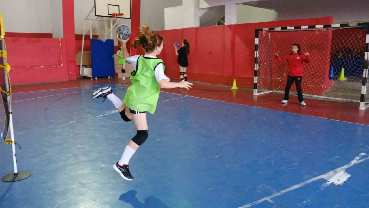 Tekkeköy’de yazın neşesi spor okullarında yaşanıyor