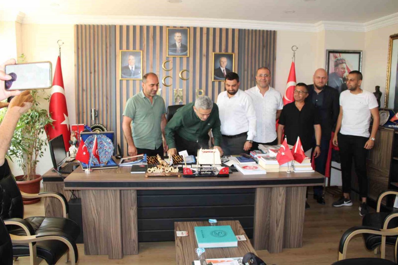 MHP Aydın’da yeni üyelere rozetleri takıldı