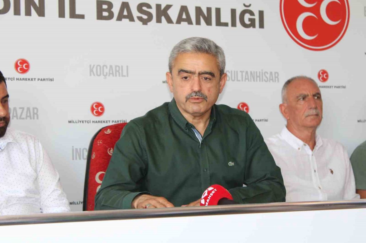 MHP Aydın’da yeni üyelere rozetleri takıldı