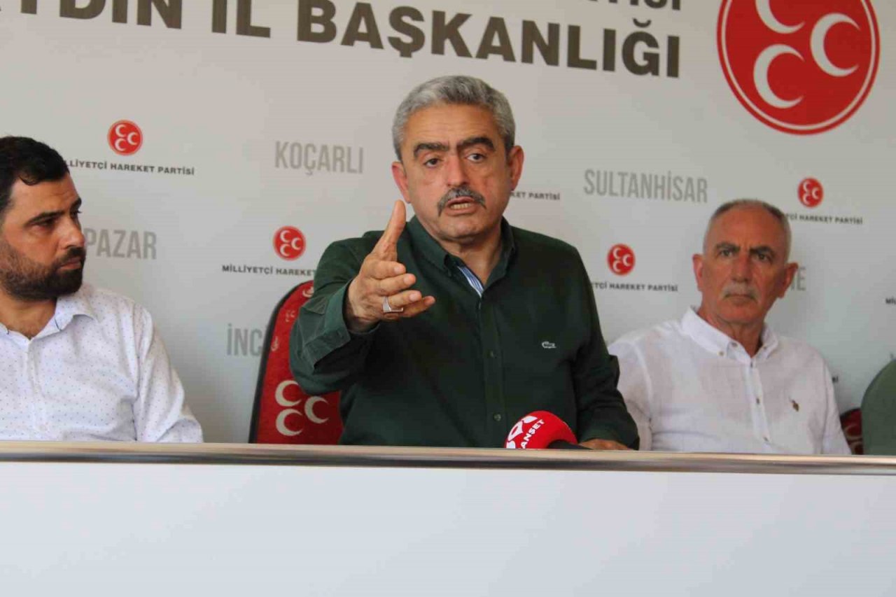 MHP Aydın’da yeni üyelere rozetleri takıldı