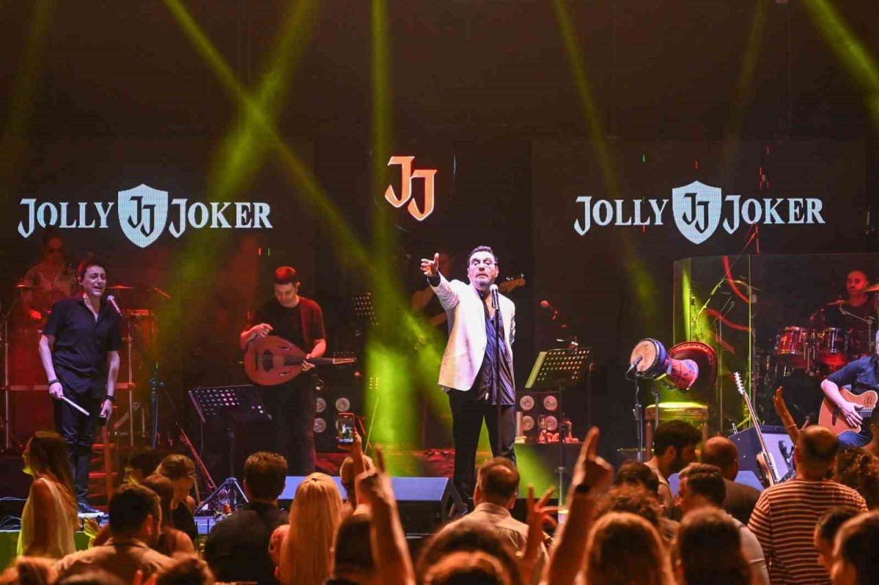 ‘Dolu Dolu Yaz Konserleri’nde Yaşar sahne aldı