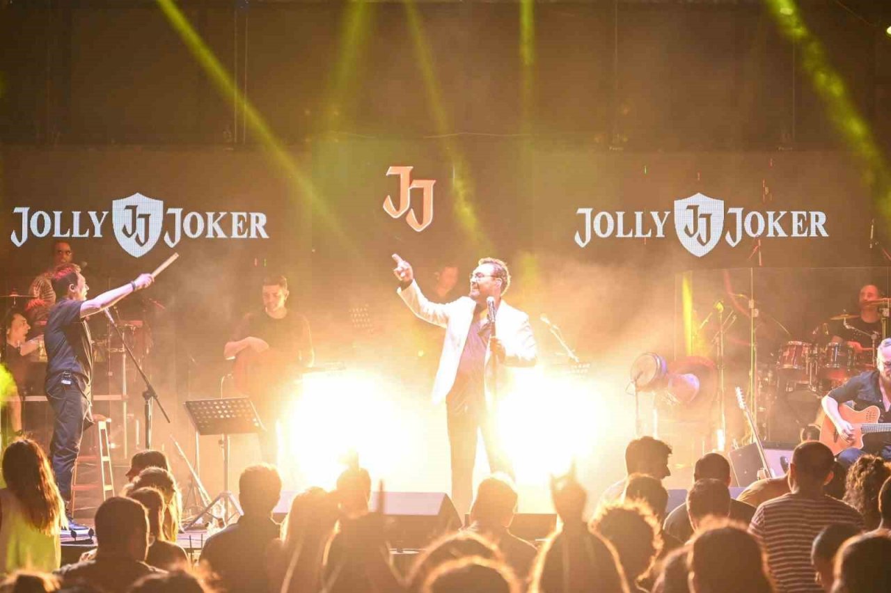 ‘Dolu Dolu Yaz Konserleri’nde Yaşar sahne aldı