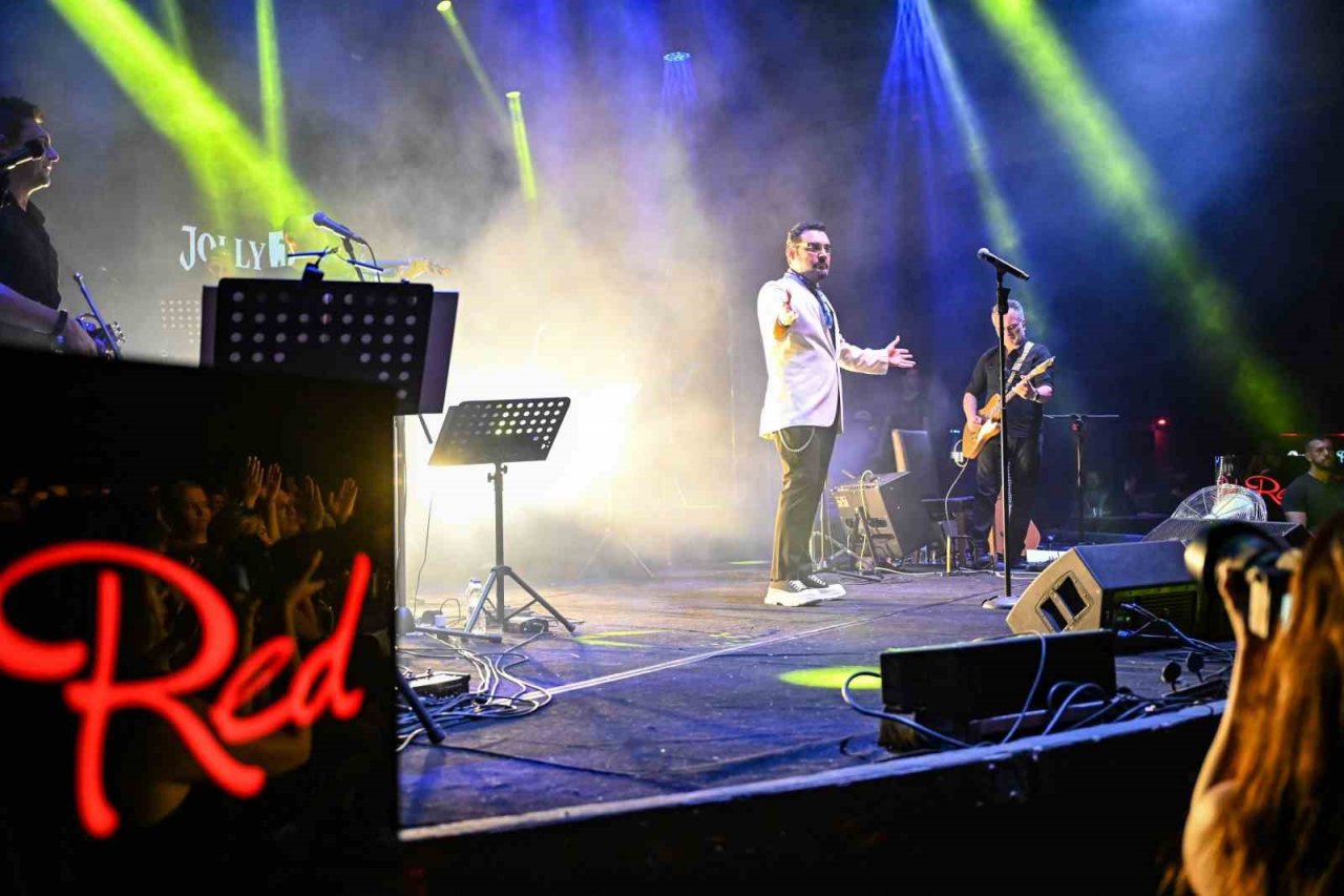 ‘Dolu Dolu Yaz Konserleri’nde Yaşar sahne aldı