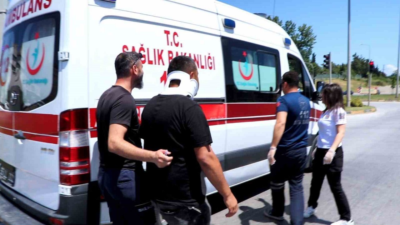 Otomobil kırmızı ışıkta bekleyen ticari araca arkadan çarptı: 2 yaralı