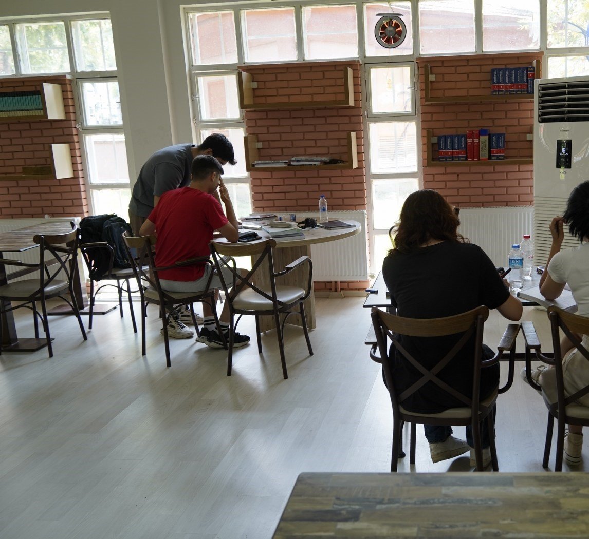 Yunusemre’de kütüphaneler öğrencilerin uğrak yeri oldu