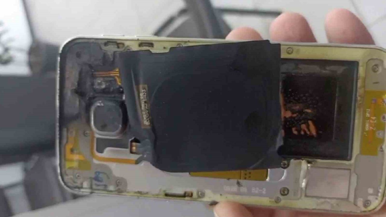 Şarjdaki cep telefonu bomba gibi patladı