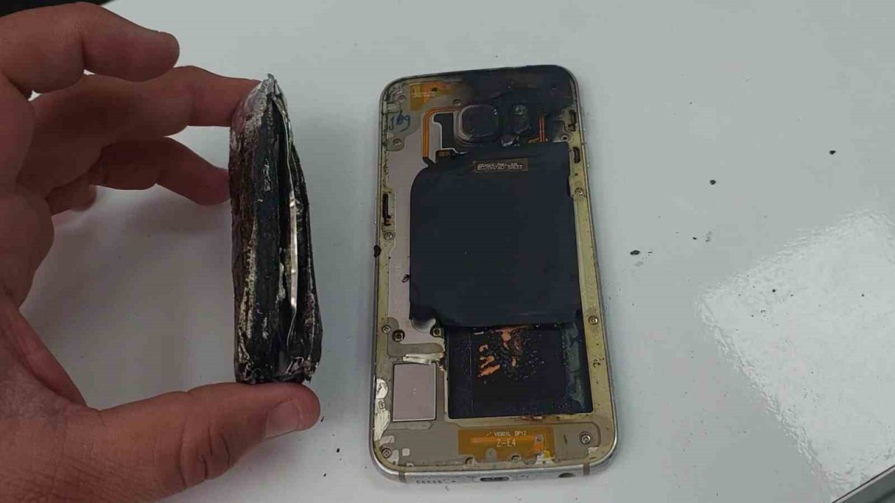 Şarjdaki cep telefonu bomba gibi patladı