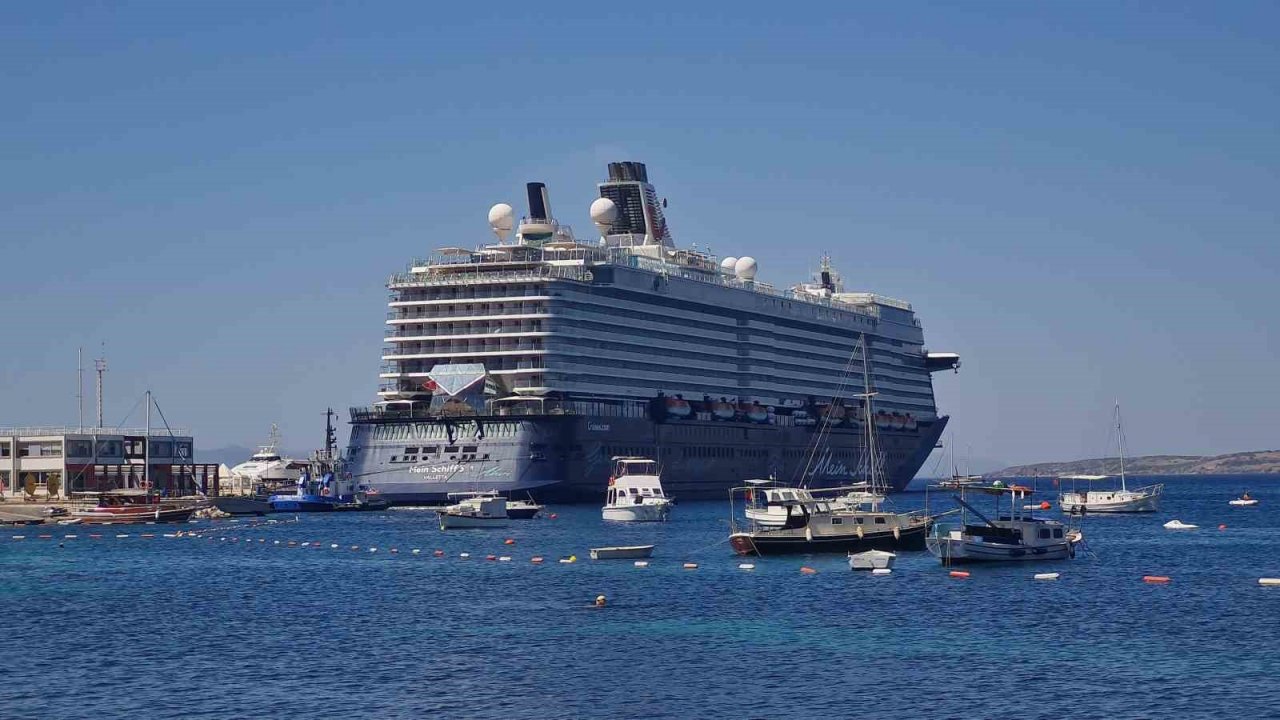 "Mein Schiff 5" yeniden Bodrum’da