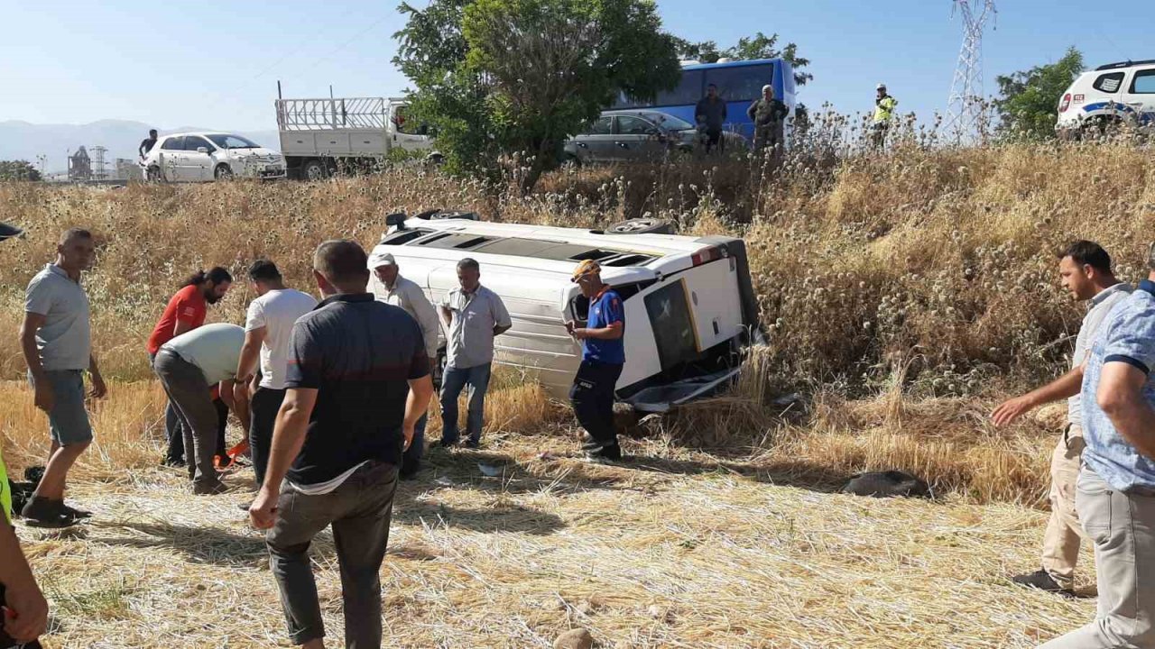 Tekstil işçilerini taşıyan minibüs tarlaya uçtu: 5 yaralı