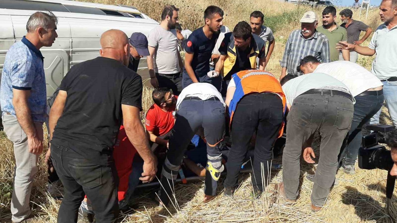 Tekstil işçilerini taşıyan minibüs tarlaya uçtu: 5 yaralı