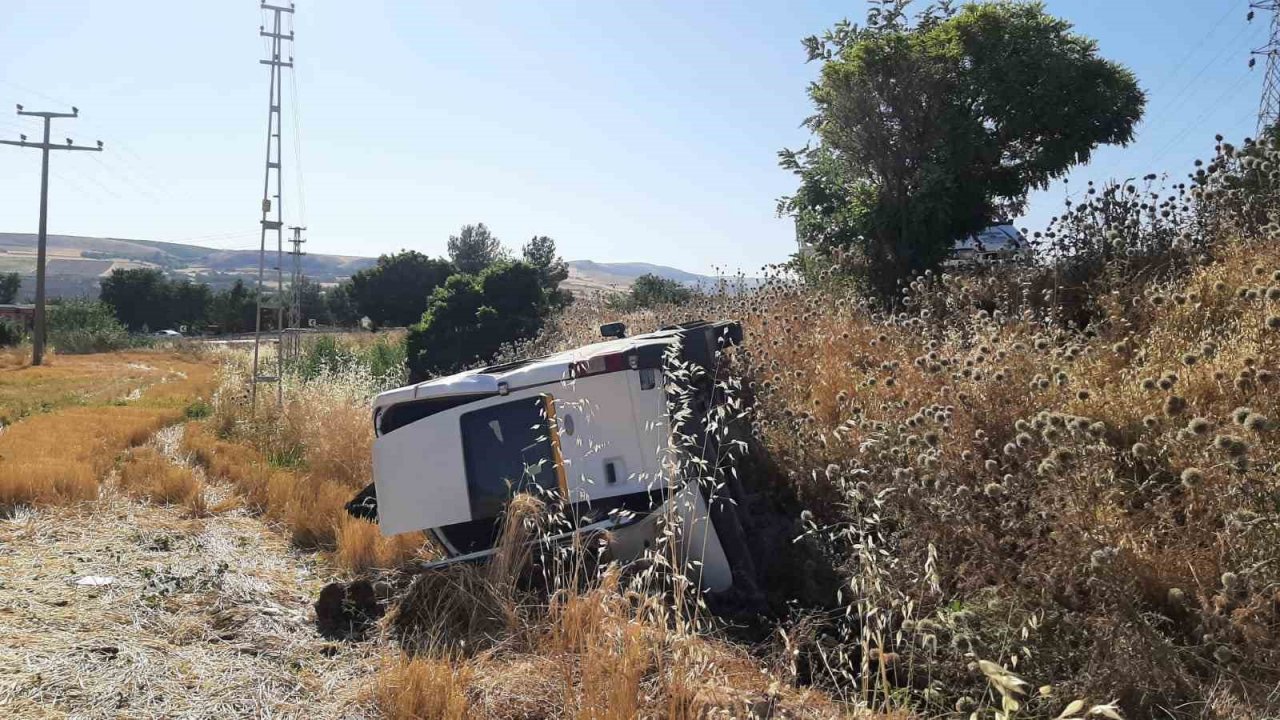 Tekstil işçilerini taşıyan minibüs tarlaya uçtu: 5 yaralı