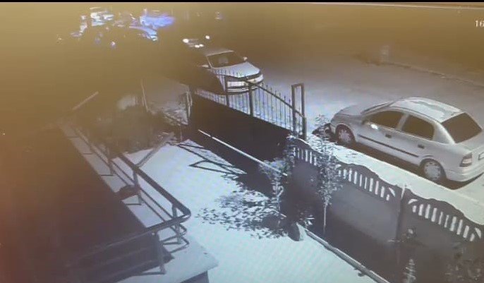 Otomobille 2 kişiyi ezdi, arkasına bile bakmadan kaçtı