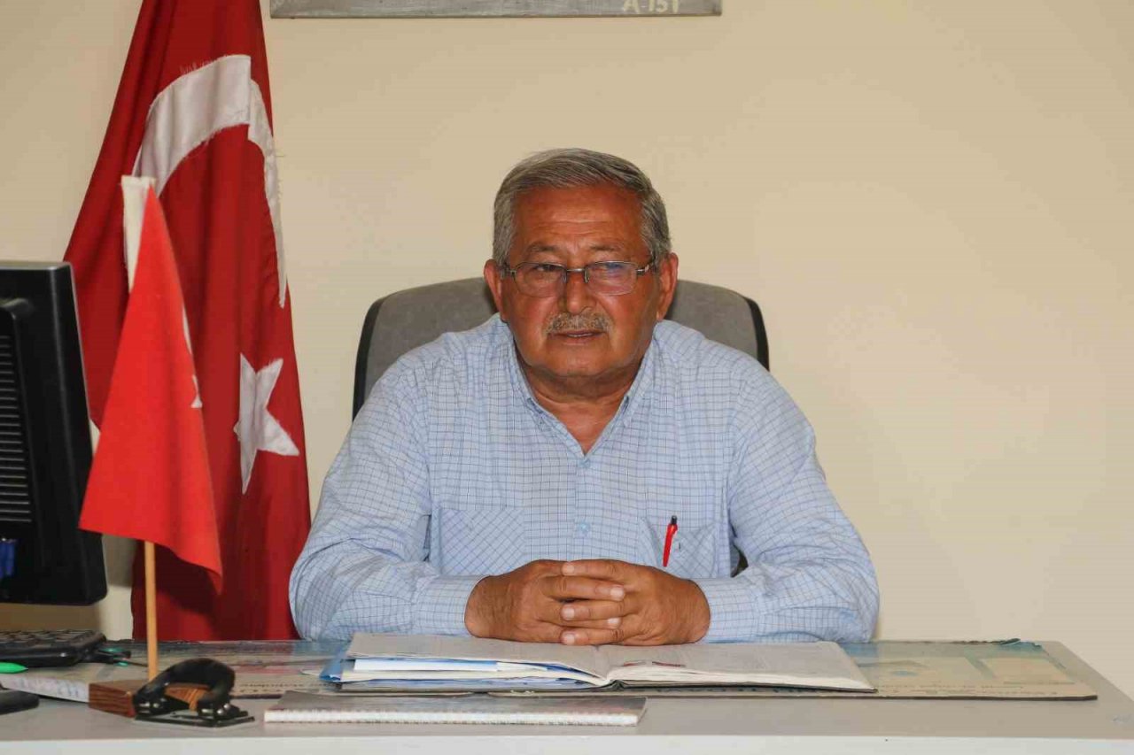 Muhtarlık maaşını kız öğrencilerin eğitimi için harcıyor