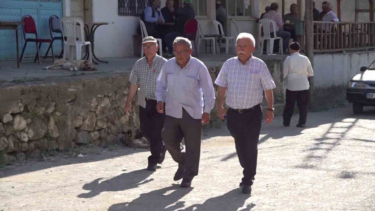 Muhtarlık maaşını kız öğrencilerin eğitimi için harcıyor